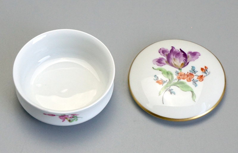 Meissen Deckeldose Blume 2, 1 Wahl.