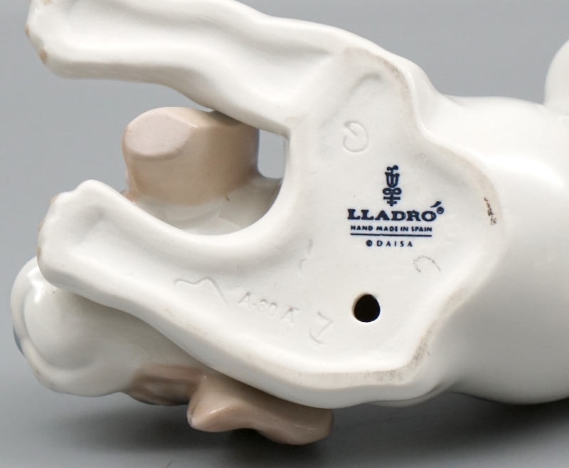 Lladro Porzellan Figur Verspielter Hund.