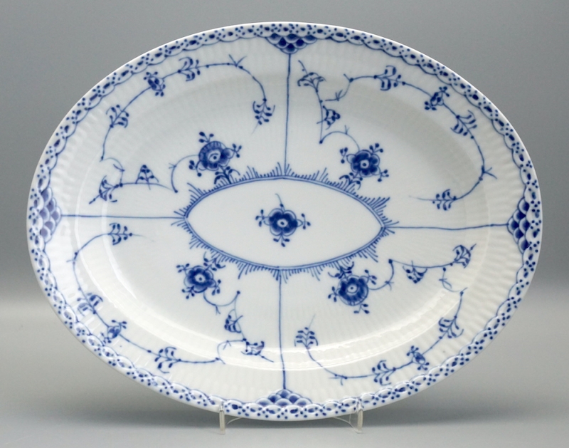 Royal Copenhagen ovale Schale Nr. 532 Musselmalet Halbspitze