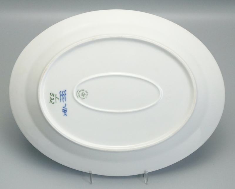 Royal Copenhagen ovale Schale Nr. 532 Musselmalet Halbspitze