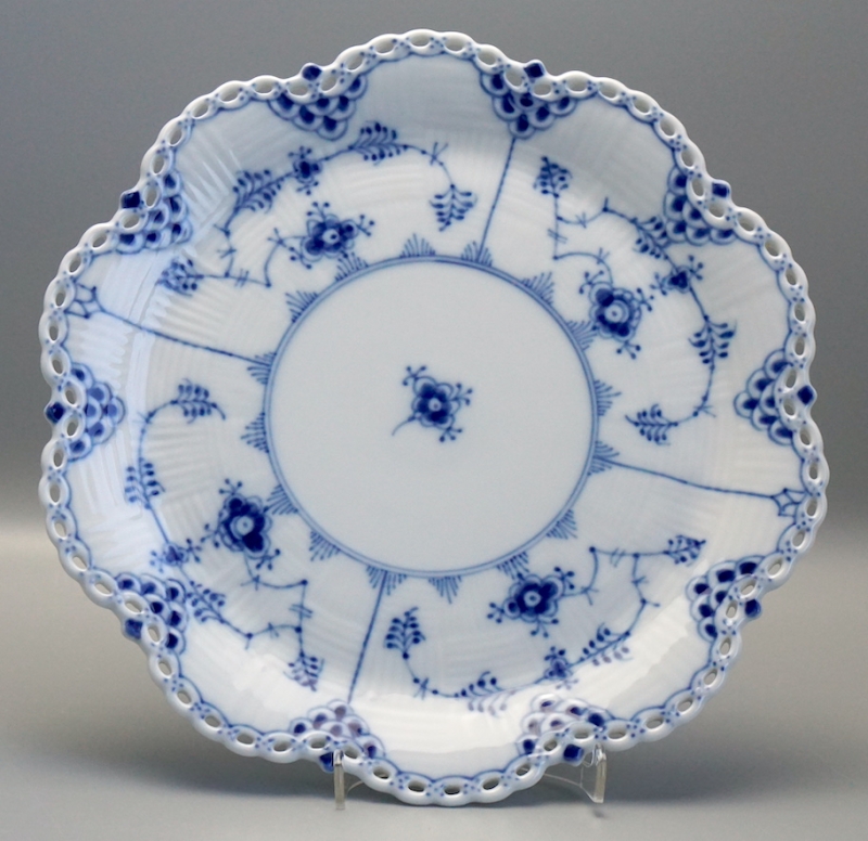 Royal Copenhagen Teller mit Spitze Musselmalet Nr. 1062