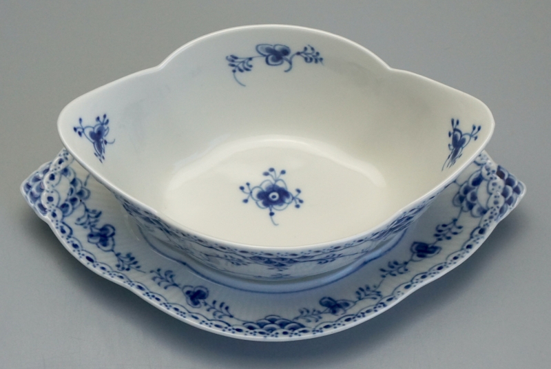 Royal Copenhagen Musselmalet Sauciere Nr. 587