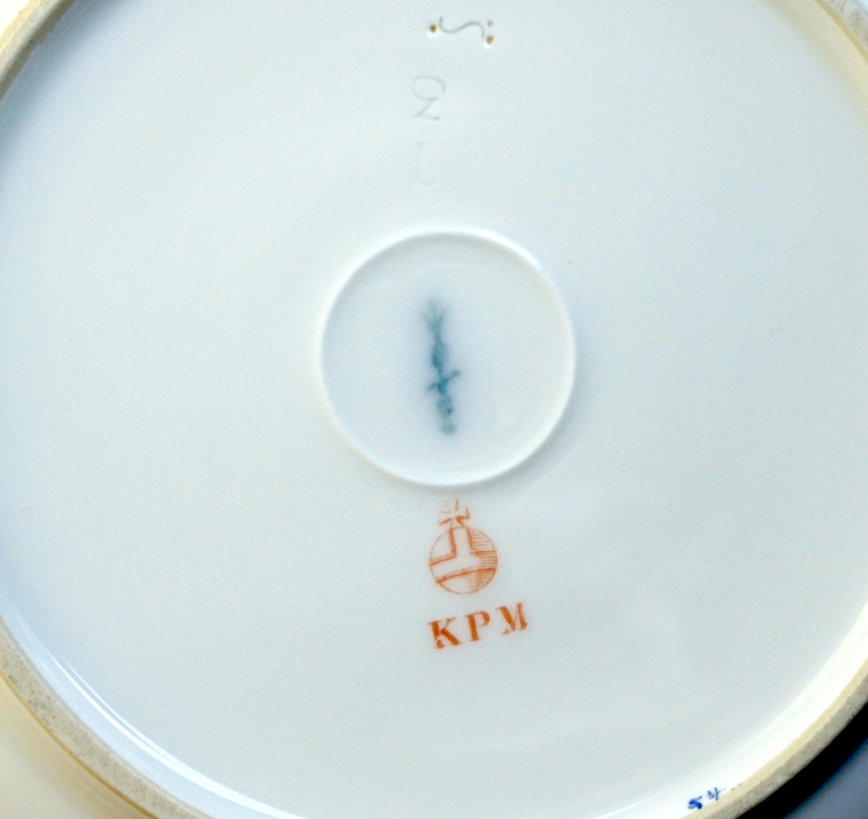 KPM Berlin Speiseservice für 6 Person Neuglatt mit Goldrand.