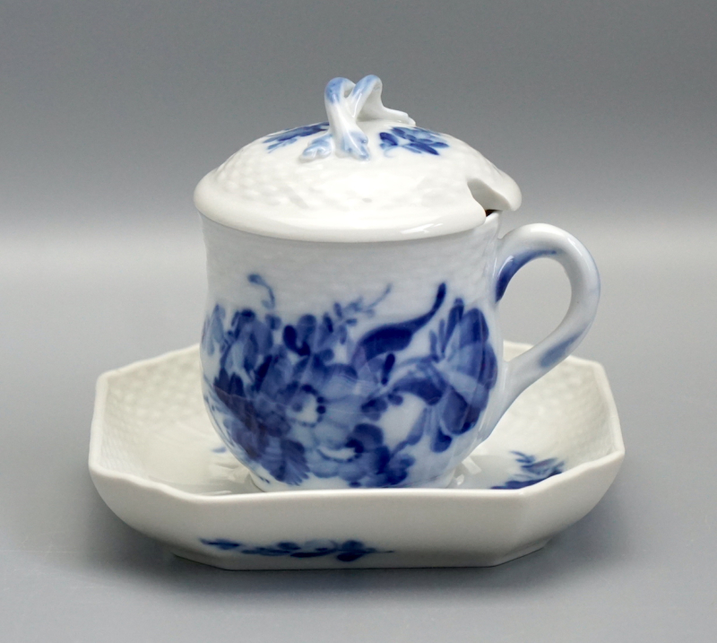 Royal Copenhagen Blaue Blume Tasse mit Untertasse & Deckel 1542/1594/1674.