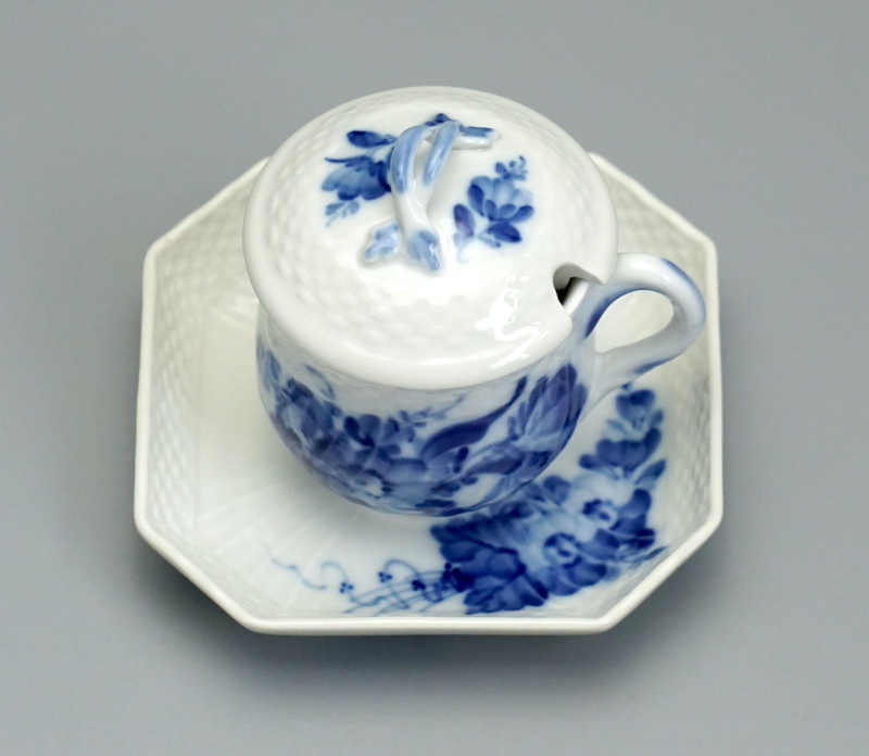 Royal Copenhagen Blaue Blume Tasse mit Untertasse & Deckel 1542/1594/1674.
