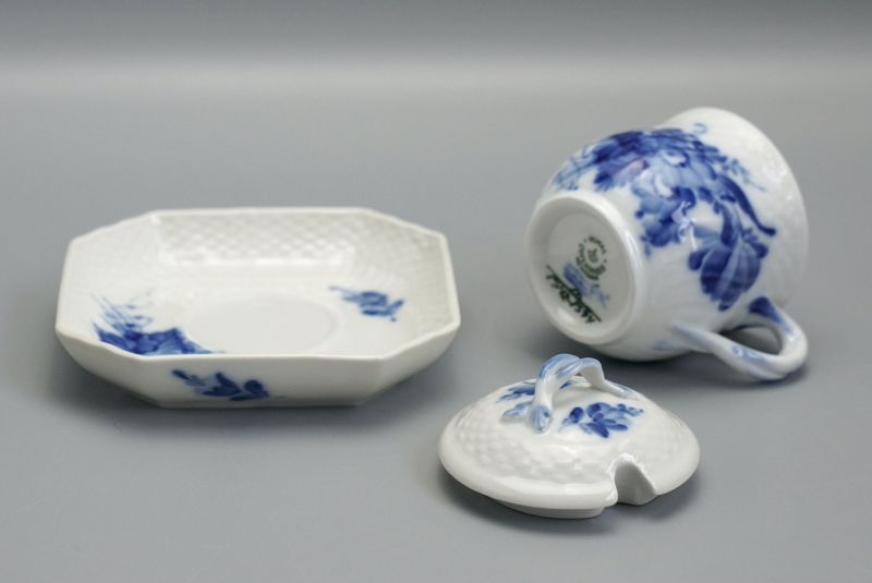 Royal Copenhagen Blaue Blume Tasse mit Untertasse & Deckel 1542/1594/1674.