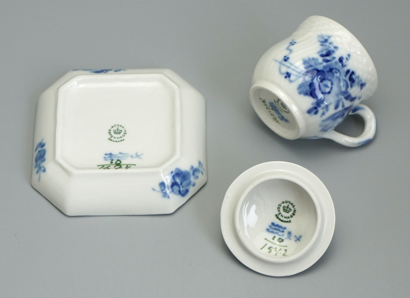 Royal Copenhagen Blaue Blume Tasse mit Untertasse & Deckel 1542/1594/1674.