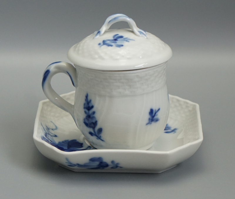 Royal Copenhagen Blaue Blume Tasse mit Untertasse & Deckel 1542/1594/1674.