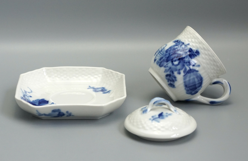 Royal Copenhagen Blaue Blume Tasse mit Untertasse & Deckel 1542/1594/1674.