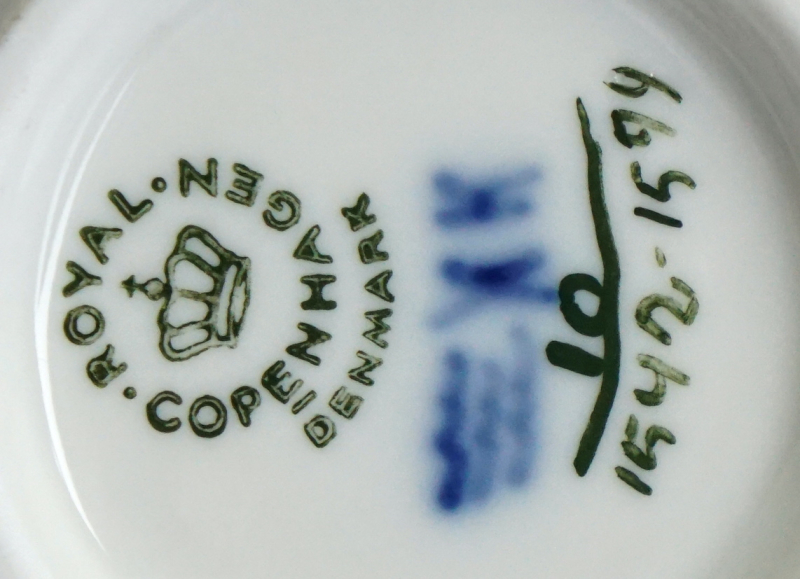 Royal Copenhagen Blaue Blume Tasse mit Untertasse & Deckel 1542/1594/1674.