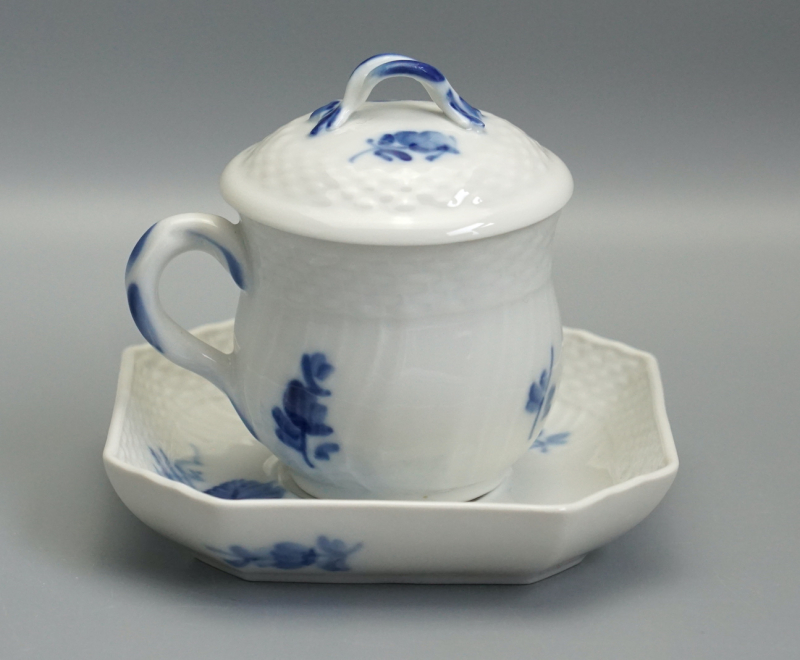 Royal Copenhagen Blaue Blume Tasse mit Untertasse & Deckel 1542/1594/1674.