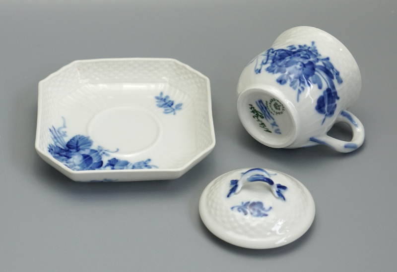 Royal Copenhagen Blaue Blume Tasse mit Untertasse & Deckel 1542/1594/1674.