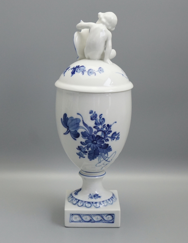 Royal Copenhagen Deckelvase Blaue Blume mit Putti.