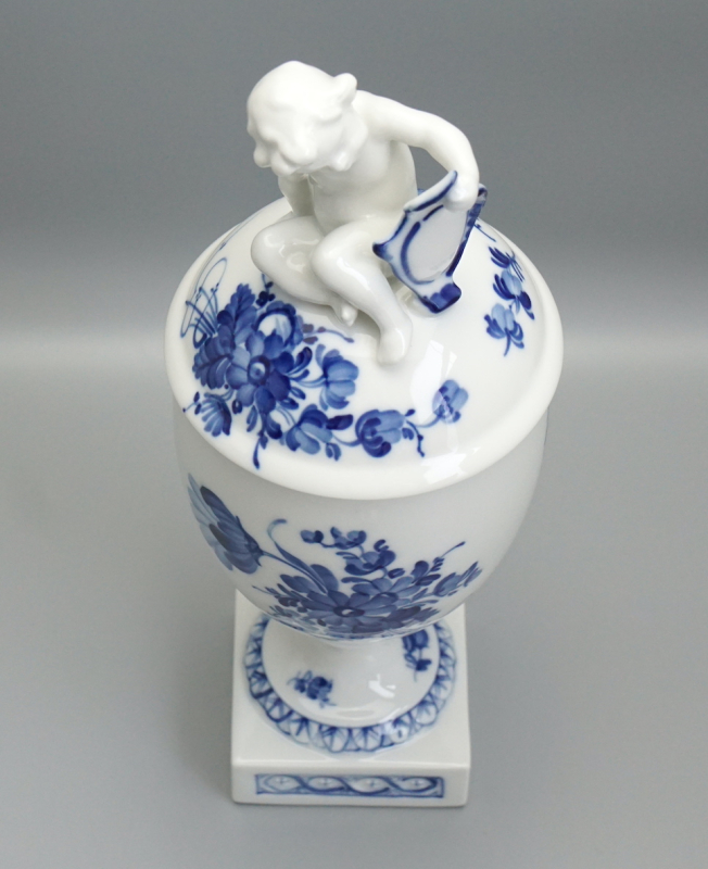 Royal Copenhagen Deckelvase Blaue Blume mit Putti.