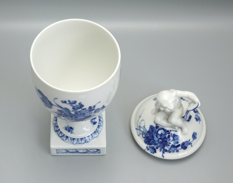 Royal Copenhagen Deckelvase Blaue Blume mit Putti.