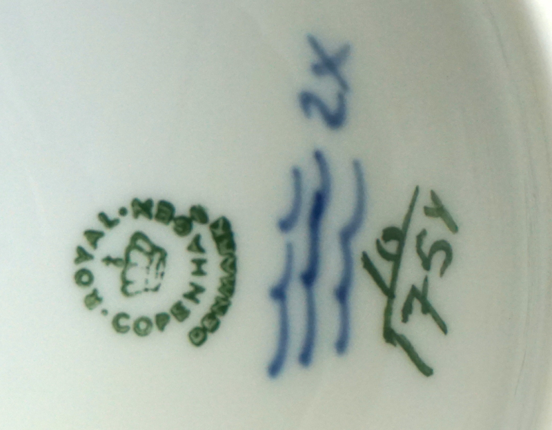 Royal Copenhagen Deckelvase Blaue Blume mit Putti.