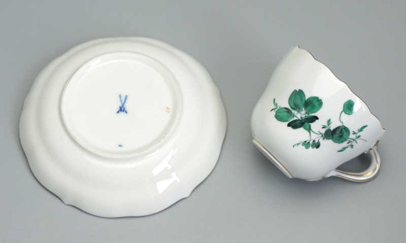 Meissen Moccatasse mit Untertasse Blume Kupfergrün.