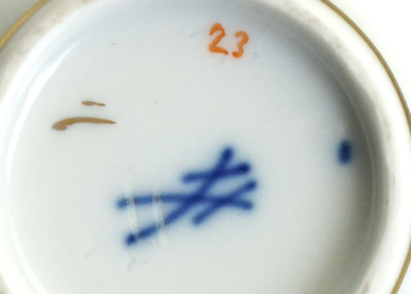 Meissen Moccatasse mit Untertasse Blume Kupfergrün.