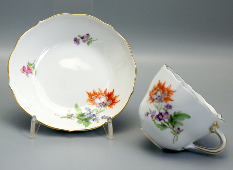 Meissen Moccatasse mit Untertasse Blume 2