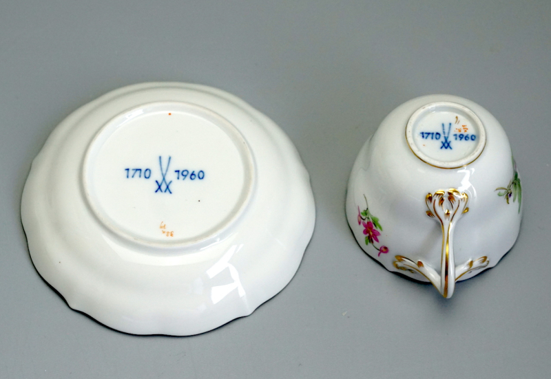Meissen Moccatasse mit Untertasse Blume 2