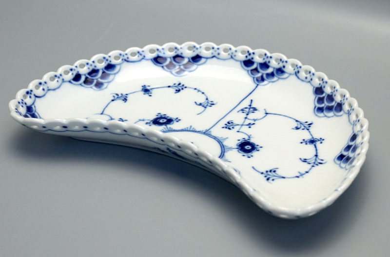 Royal Copenhagen Halbmondschale Musselmalet Vollspitze 1/1173. 1 Wahl.