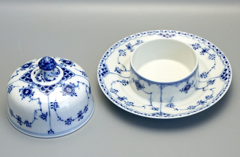 Royal Copenhagen Musselmalet Butterglocke Modell. 1/502. 1 Wahl.