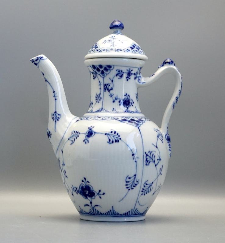 Royal Copenhagen Kaffeekanne Musselmalet Halbspitze Modell 519. 1 Wahl.