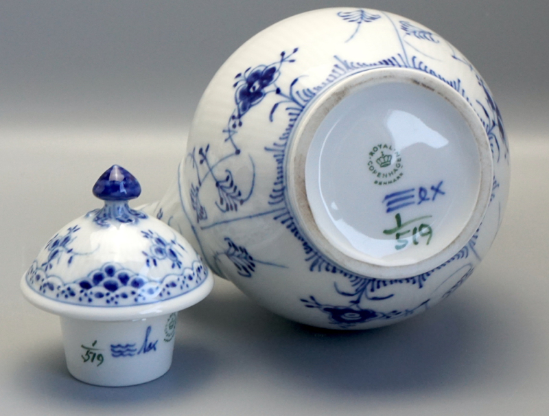 Royal Copenhagen Kaffeekanne Musselmalet Halbspitze Modell 519. 1 Wahl.