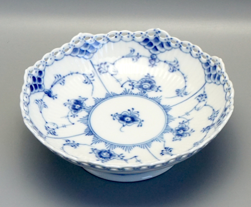 Royal Copenhagen Fußschale Musselmalet Vollspitze Modell 1025. 1 Wahl.