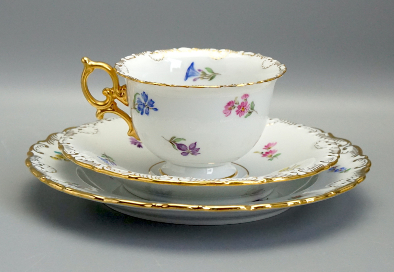 Meissen Prunk Tee/Kaffeegedeck Streublume Muschelrand. 1 Wahl.