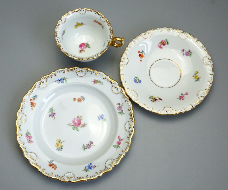 Meissen Prunk Tee/Kaffeegedeck Streublume Muschelrand. 1 Wahl.