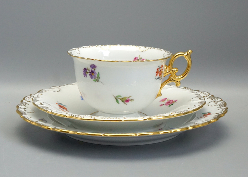 Meissen Prunk Tee/Kaffeegedeck Streublume Muschelrand. 1 Wahl.