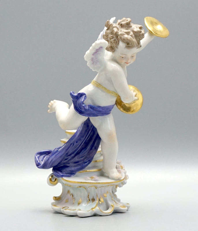 Musizierende Amorette Meissen "Amor mit Becken" um 1900.