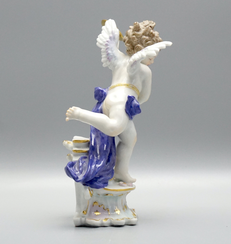 Musizierende Amorette Meissen "Amor mit Becken" um 1900.