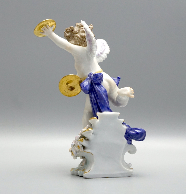 Musizierende Amorette Meissen "Amor mit Becken" um 1900.