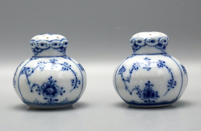 Royal Copenhagen Salz und Pfefferstreuer Musselmalet Halbspitze. Nr. 711/712.