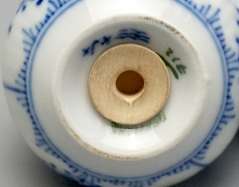 Royal Copenhagen Salz und Pfefferstreuer Musselmalet Halbspitze. Nr. 711/712.