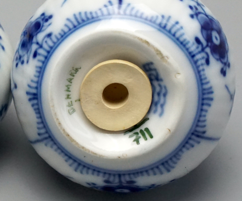 Royal Copenhagen Salz und Pfefferstreuer Musselmalet Halbspitze. Nr. 711/712.