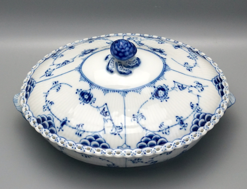 Royal Copenhagen Terrine Musselmalet Vollspitze 1.W.  Nr. 1129