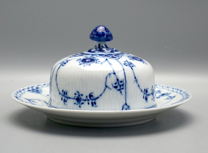 Royal Copenhagen Musselmalet Halbspitze Butterdose. Nr. 502.