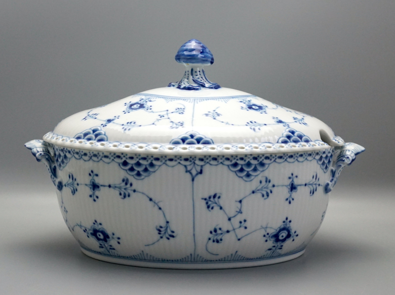 Royal Copenhagen Terrine mit Deckel Musselmalet Vollspitze Nr. 1109.