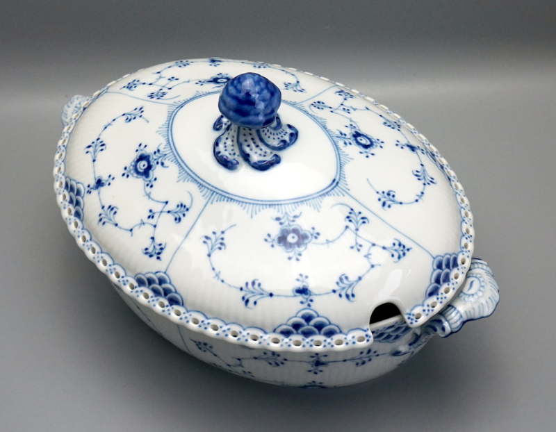 Royal Copenhagen Terrine mit Deckel Musselmalet Vollspitze Nr. 1109.