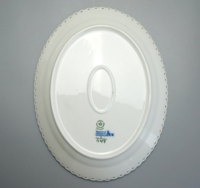 Royal Copenhagen Platte Musselmalet Vollspitze Nr. 1147.