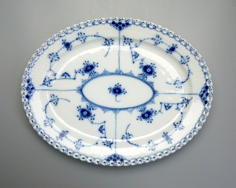 Royal Copenhagen Platte Musselmalet Vollspitze Nr. 1147.