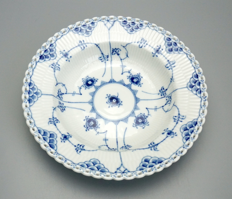 Royal Copenhagen Teller Musselmalet Vollspitze 1 Wahl. Nr. 1079.