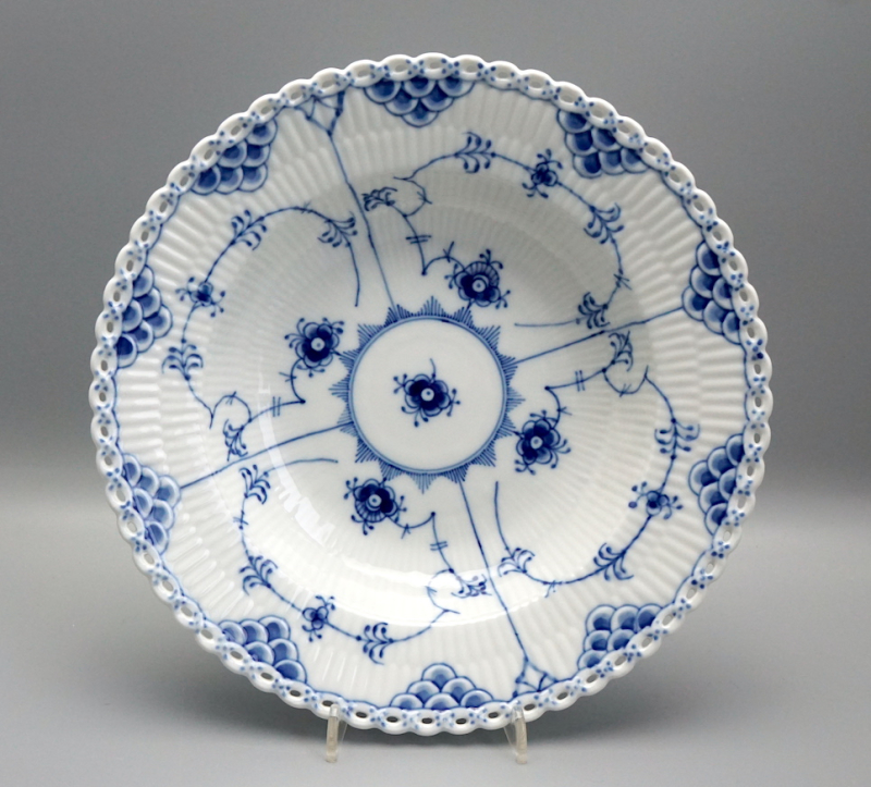 Royal Copenhagen Teller Musselmalet Vollspitze 1 Wahl. Nr. 1079.