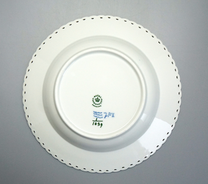 Royal Copenhagen Teller Musselmalet Vollspitze 1 Wahl. Nr. 1079.