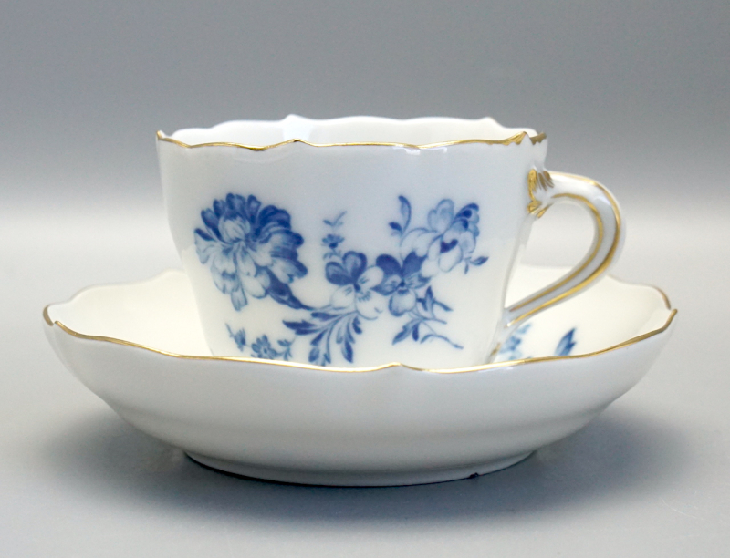 Meissen Moccatasse mit Untertasse blaue Blume Insekten.