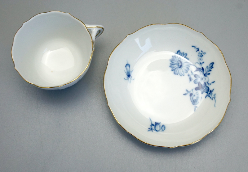 Meissen Moccatasse mit Untertasse blaue Blume Insekten.