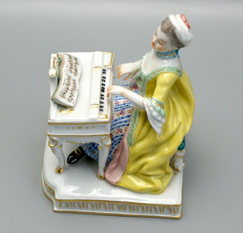 Meissen Figur Allegorie der fünf Sinne “ das Gehör“.
